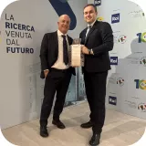 ceo di bibanca che ritira un premio