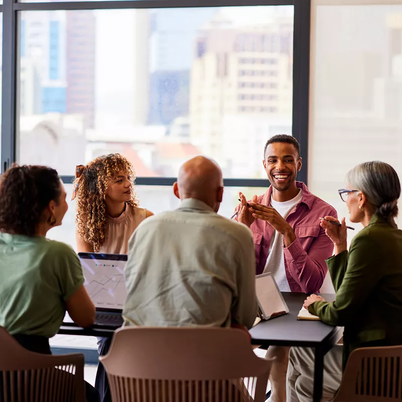 ragazzi in ufficio che discutono